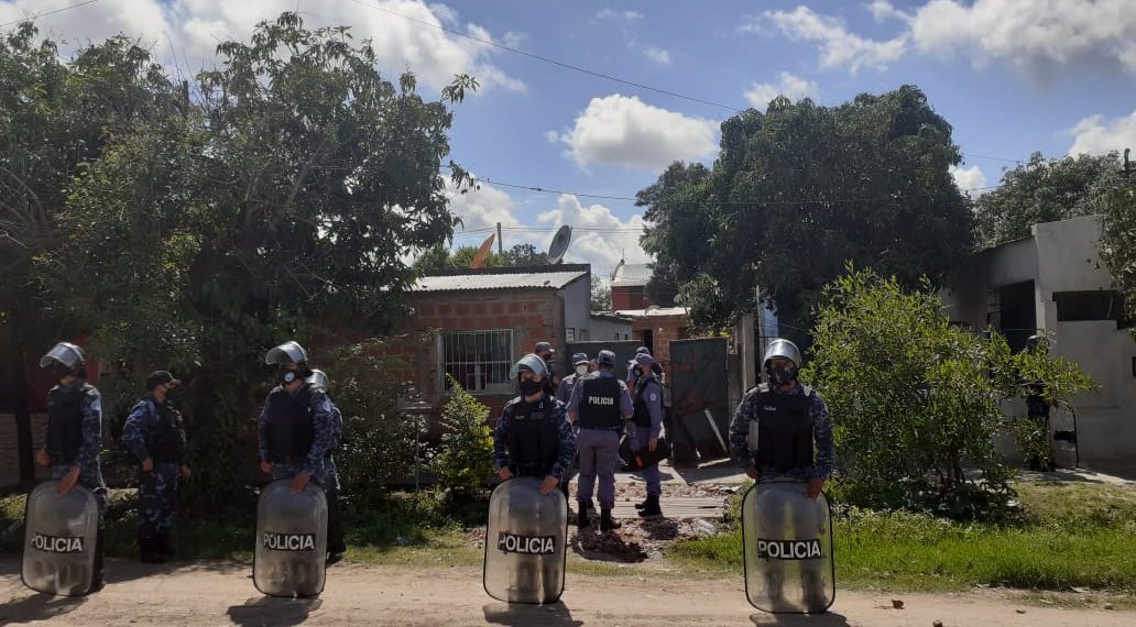 Pelea entre familias vecinas terminó con una casa incendiada y 7 detenidos