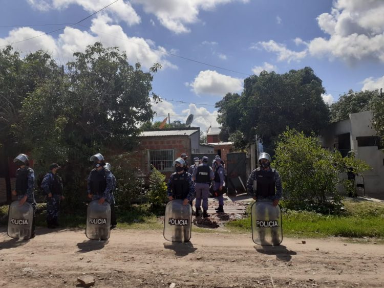 Pelea entre familias vecinas terminó con una casa incendiada y 7 detenidos