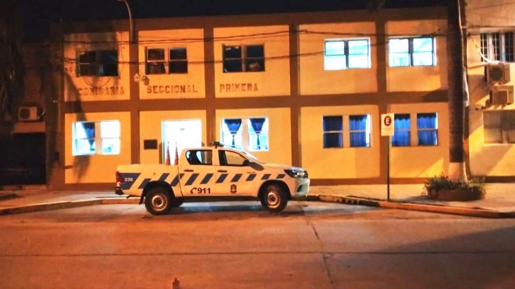 Dos hombres golpearon y robaron a una mujer a las 11 de la mañana en una casa céntrica