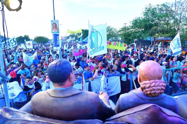 Encuentro entre candidatos del FDT y vecinos del Circuito Cinco