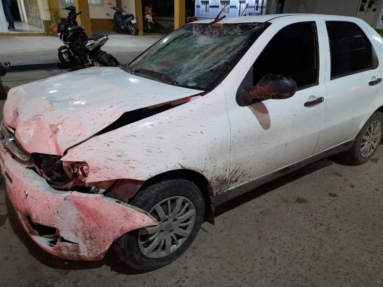 Chocó a un motociclista y escapó, el padre fue a la comisaría y se hizo cargo de la situación