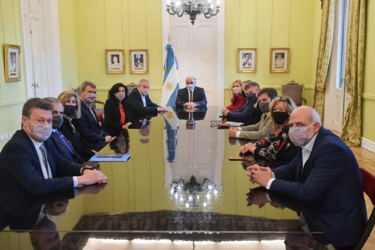 Perczyk y el gabinete educativo se reunieron con el jefe de Gabinete de Ministros