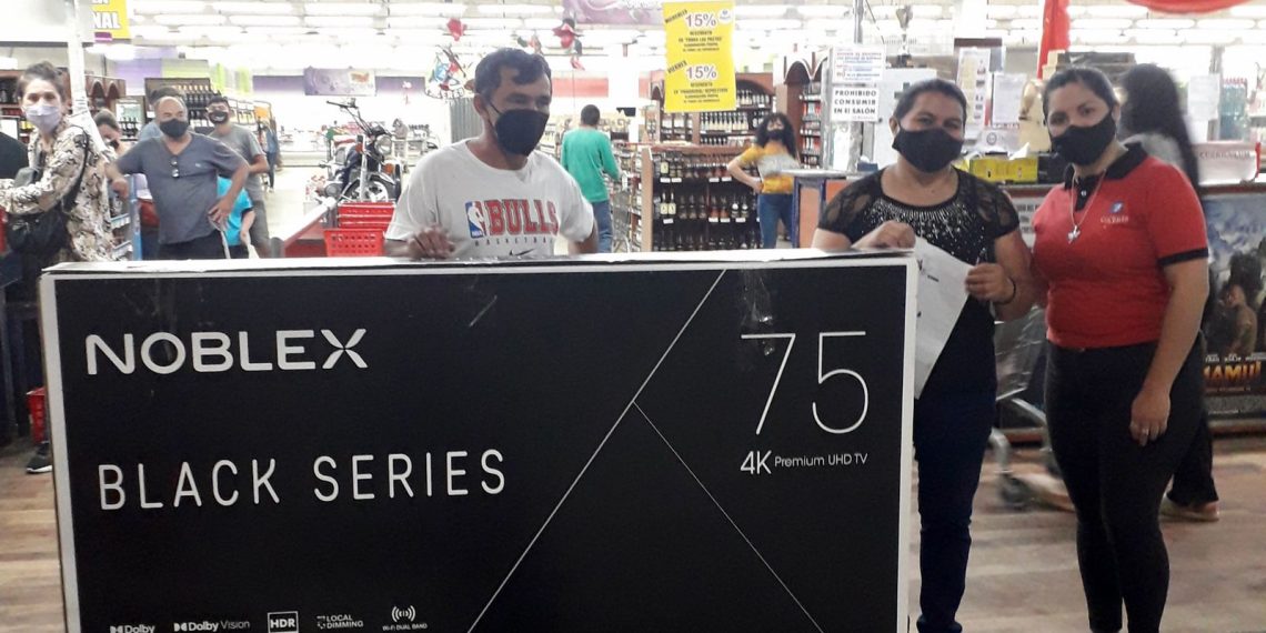 La señora que no creía que ganó un SmarTV de 75 pulgadas, ya recibió su premio