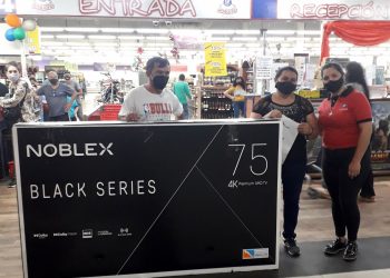 La señora que no creía que ganó un SmarTV de 75 pulgadas, ya recibió su premio