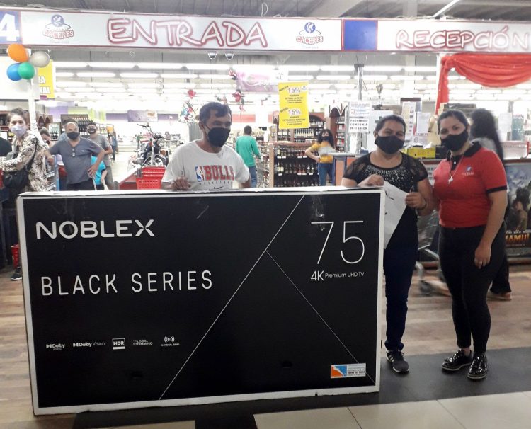 La señora que no creía que ganó un SmarTV de 75 pulgadas, ya recibió su premio