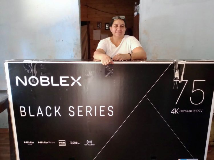La señora que no creía que ganó un SmarTV de 75 pulgadas, ya recibió su premio