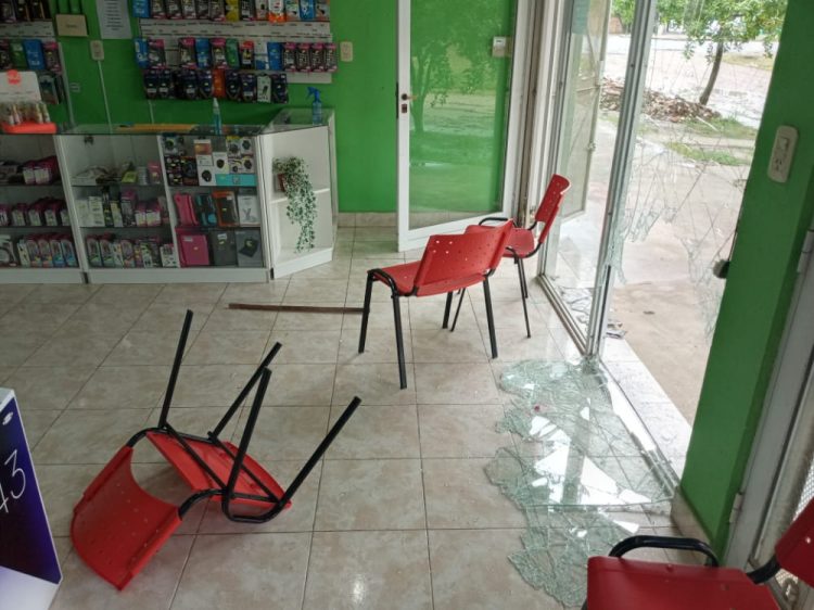 La peor imagen para dos comerciantes: cuantiosos destrozos y robo durante la tormenta