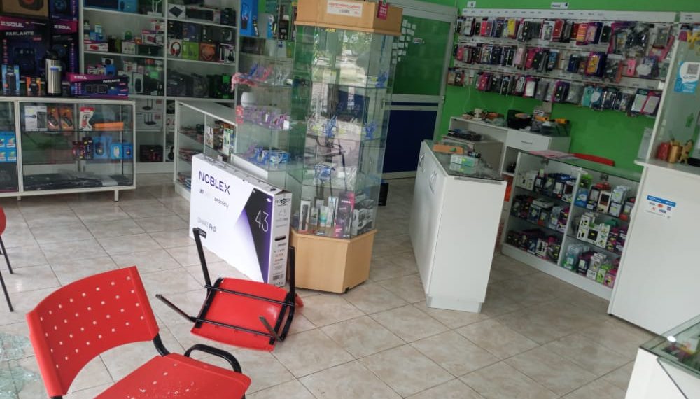 La peor imagen para dos comerciantes: cuantiosos destrozos y robo durante la tormenta