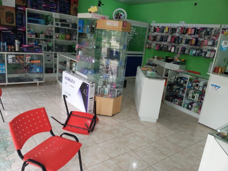 La peor imagen para dos comerciantes: cuantiosos destrozos y robo durante la tormenta