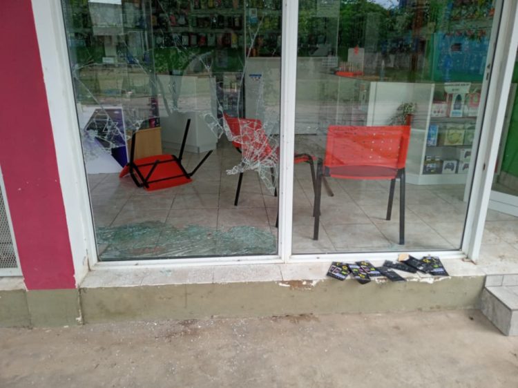 La peor imagen para dos comerciantes: cuantiosos destrozos y robo durante la tormenta