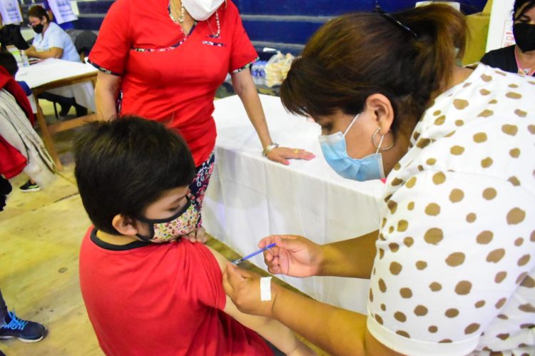 Por alta demanda, la vacunación para niños menores de 11 años continuará este viernes con más lugares habilitados