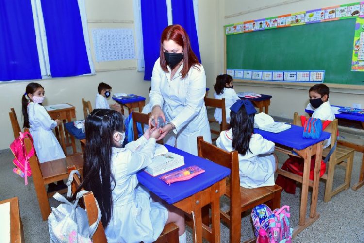 Vuelve presencialidad plena en escuelas, boliches y fiestas al 50%