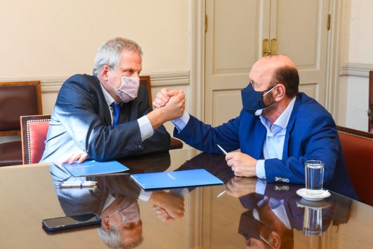 Convenio firmado para que más de 18.000 estudiantes formoseños reciban una netbook