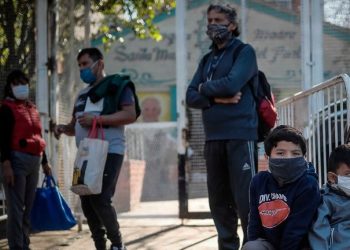 El Gobierno evalúa un bono de fin de año para beneficiarios de programas sociales