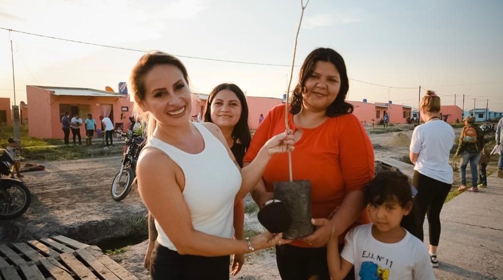 Candidatas del Frente de Todos sembraron en el Lote 110 más de 1000 plantines de árboles nativos