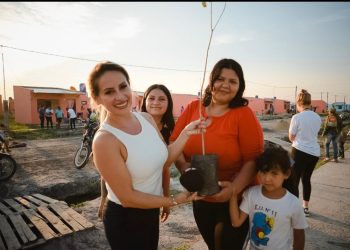 Candidatas del Frente de Todos sembraron en el Lote 110 más de 1000 plantines de árboles nativos