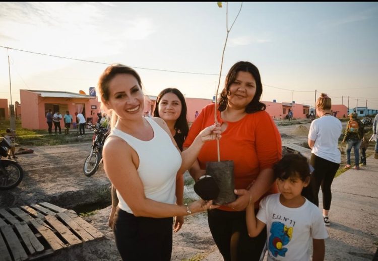 Candidatas del Frente de Todos sembraron en el Lote 110 más de 1000 plantines de árboles nativos