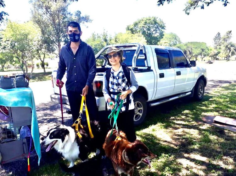 Viajan caminando y “a dedo” desde Chaco a Santa Cruz para no abandonar sus mascotas