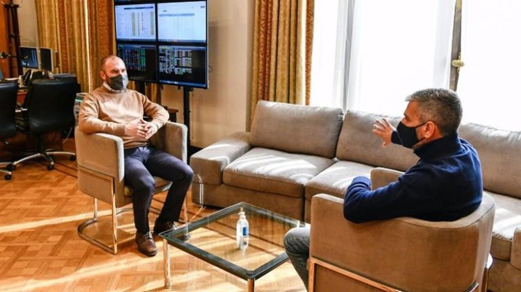 El Gobierno evalúa un bono de fin de año para beneficiarios de programas sociales