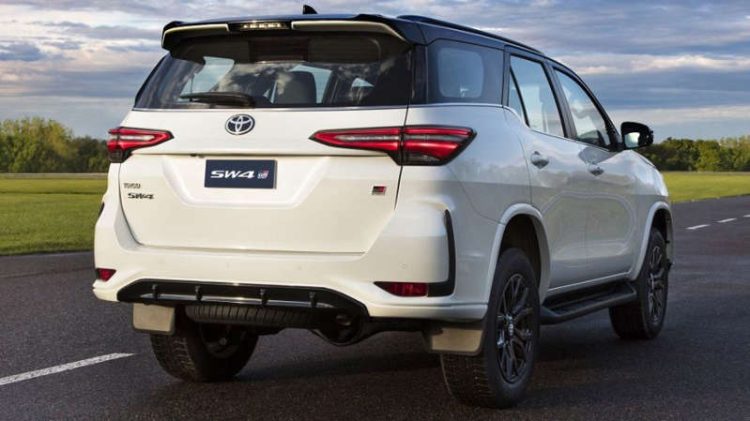 Nuevo Toyota SW4 GR-S, la variante deportiva de la pick up Hilux