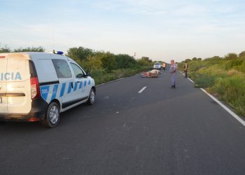 Viajaba de madrugada en moto por la ruta 86 y embistió un caballo, falleció al instante
