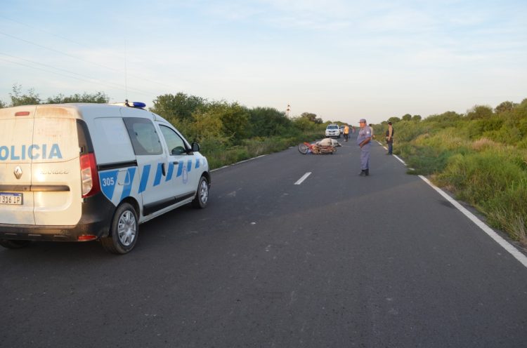 Viajaba de madrugada en moto por la ruta 86 y embistió un caballo, falleció al instante