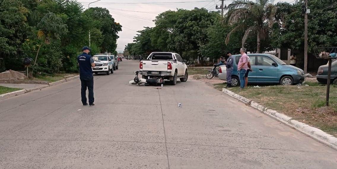 Motociclista chocó y quedó bajo una camioneta que salía marcha atrás sin el debido cuidado