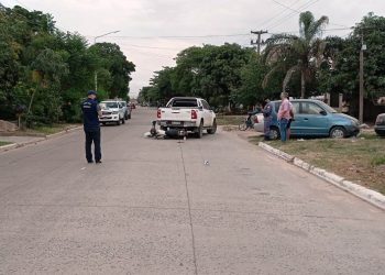 Motociclista chocó y quedó bajo una camioneta que salía marcha atrás sin el debido cuidado