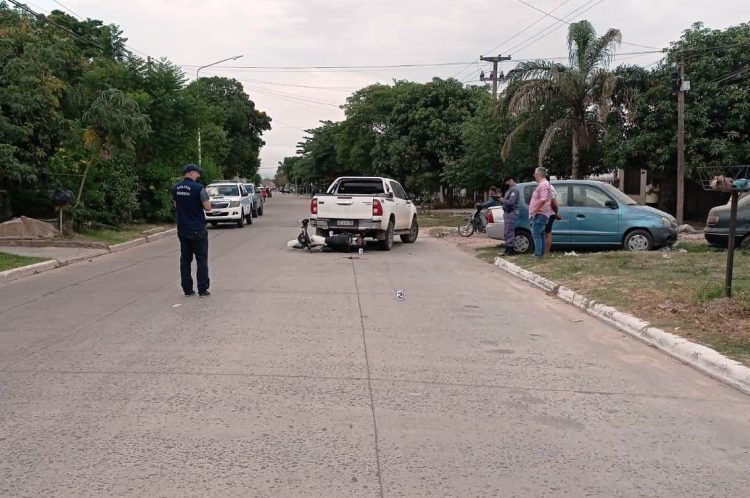 Motociclista chocó y quedó bajo una camioneta que salía marcha atrás sin el debido cuidado