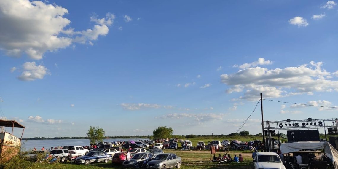 Fiesta de “playa” se pasó de horario y cuando fue la Policía, los asistentes la atacaron