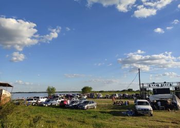 Fiesta de “playa” se pasó de horario y cuando fue la Policía, los asistentes la atacaron