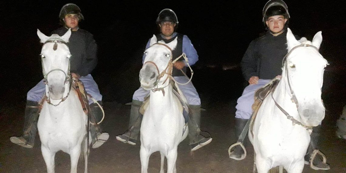 Una veintena de originarios atacó y asaltó a dos policías en Juárez