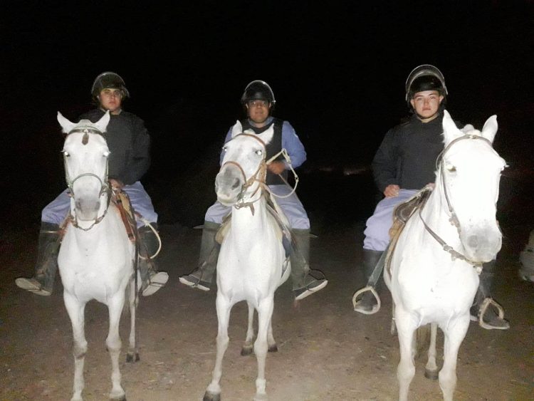 Una veintena de originarios atacó y asaltó a dos policías en Juárez
