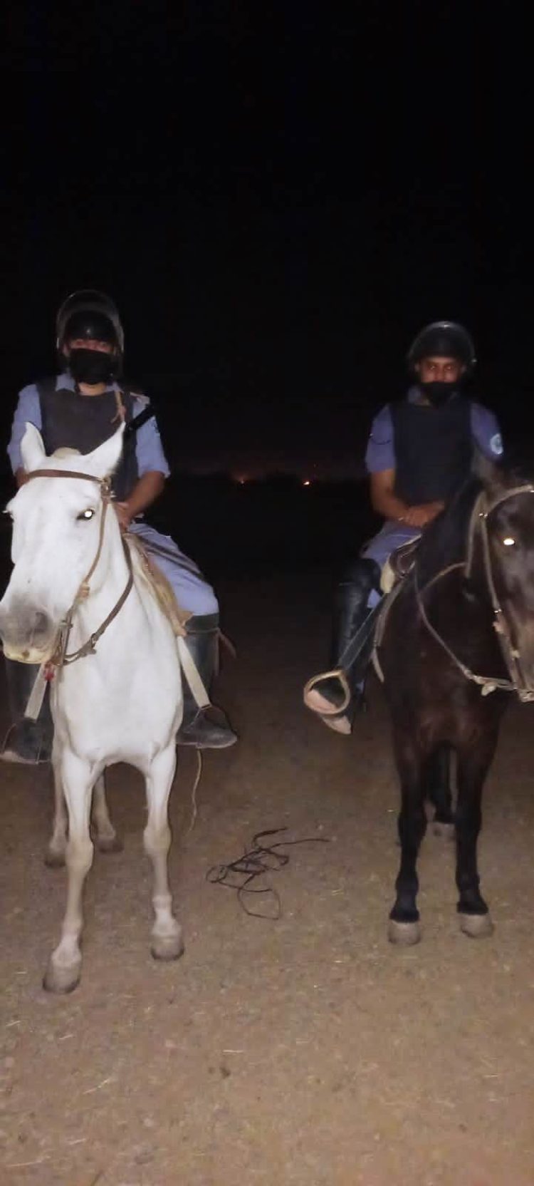 Una veintena de originarios atacó y asaltó a dos policías en Juárez