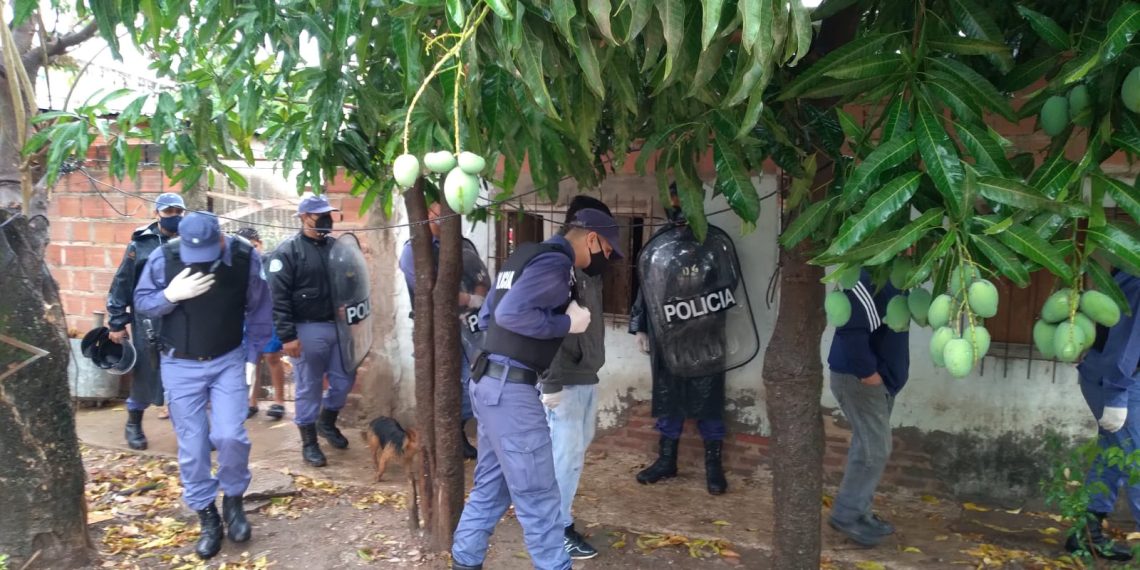 Un hombre lucha por su vida en el hospital tras ser atacado a machetazos