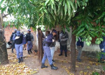 Un hombre lucha por su vida en el hospital tras ser atacado a machetazos