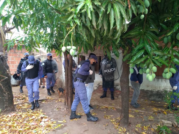 Un hombre lucha por su vida en el hospital tras ser atacado a machetazos