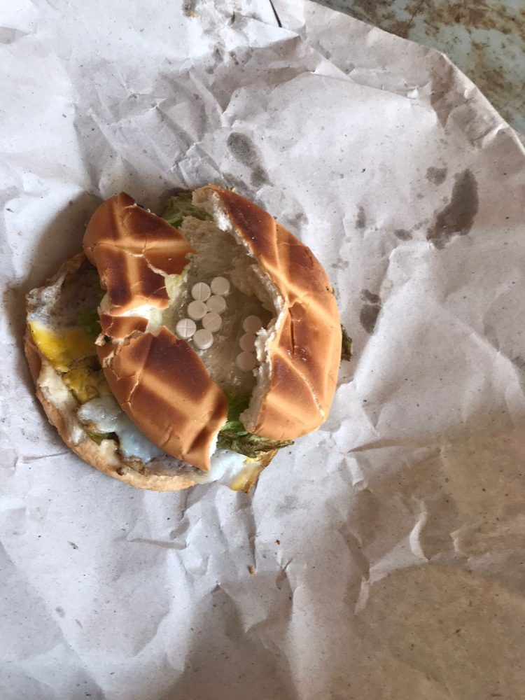 Le llevó una hamburguesa a un detenido, tenía pastillas ocultas: también quedó detenida