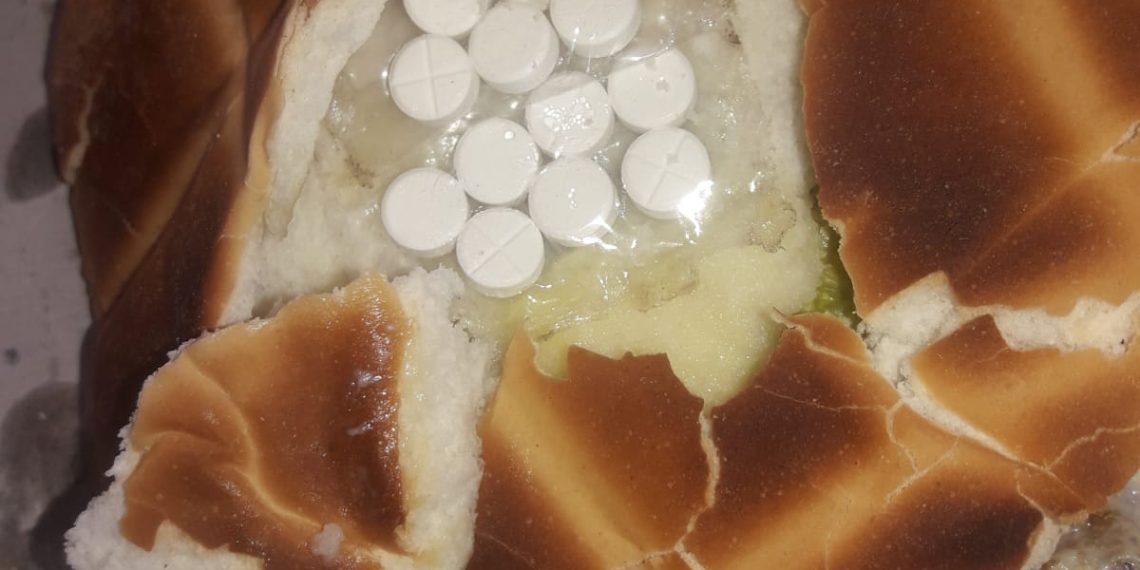 Le llevó una hamburguesa a un detenido, tenía pastillas ocultas: también quedó detenida