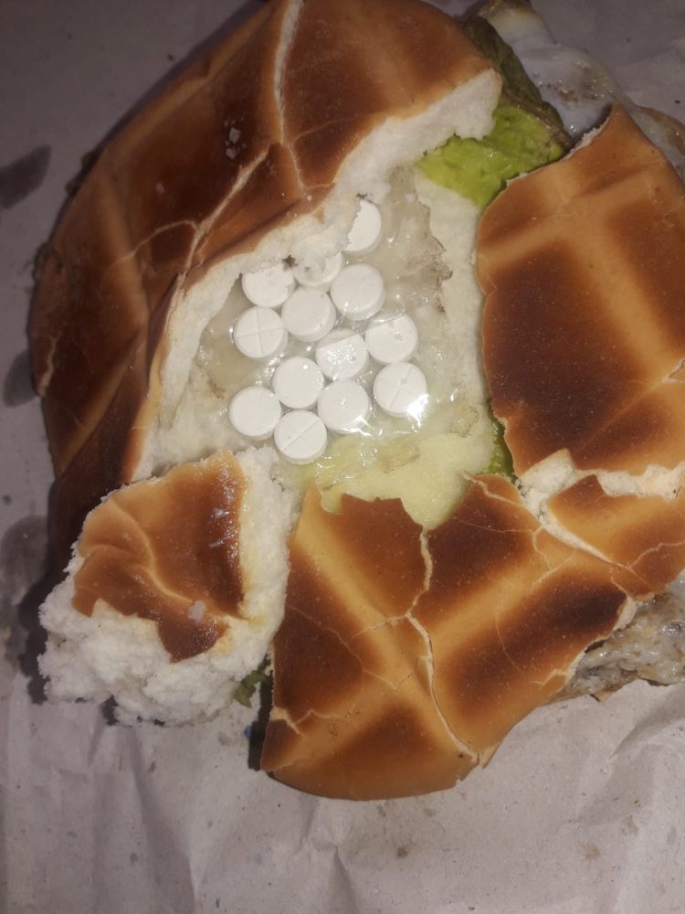 Le llevó una hamburguesa a un detenido, tenía pastillas ocultas: también quedó detenida