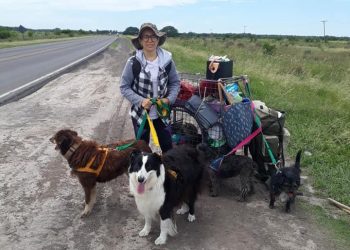 Viajan caminando y “a dedo” desde Chaco a Santa Cruz para no abandonar sus mascotas