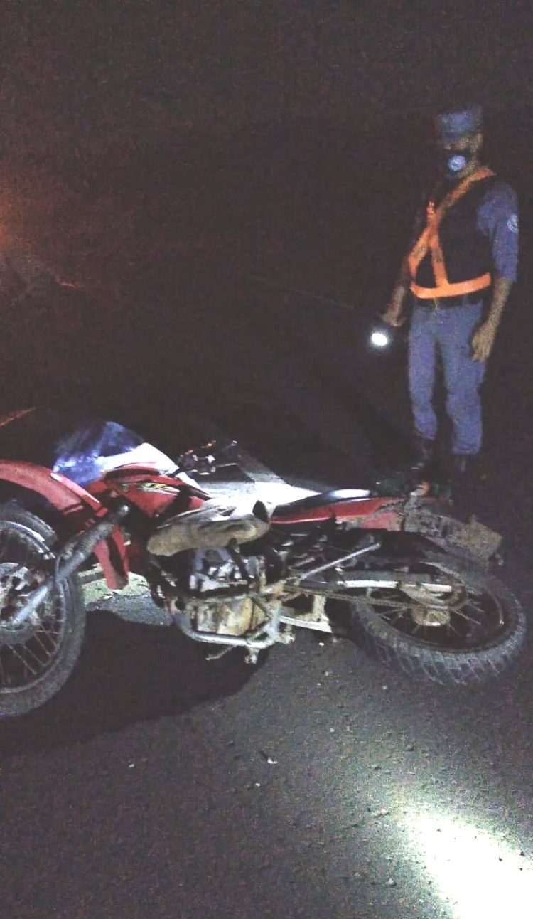 Viajaba de madrugada en moto por la ruta 86 y embistió un caballo, falleció al instante