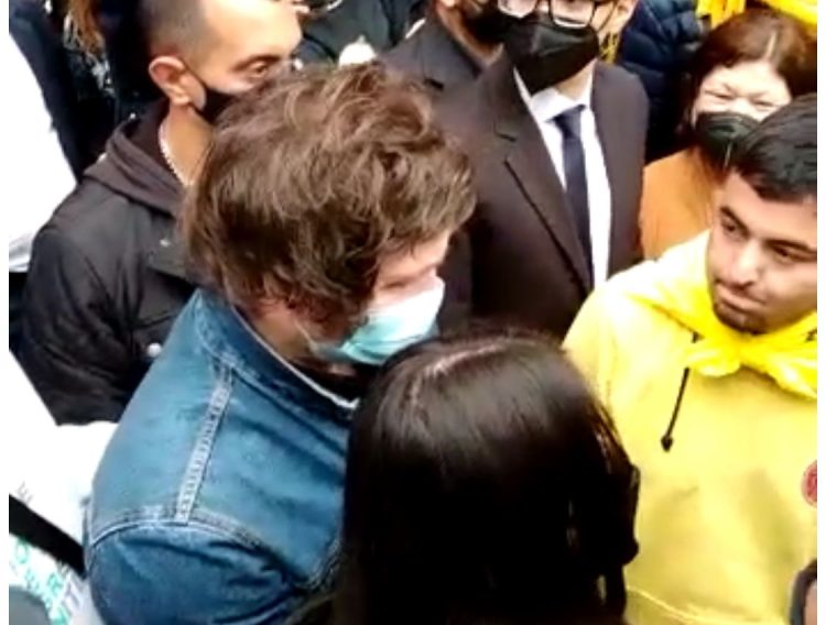 Profesor le reprochó a alumno que haya asistido a la marcha de Javier Milei
