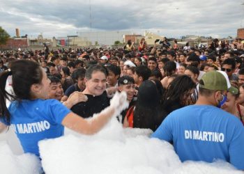 Di Martino organizó «la fiesta de la espuma» para estudiantes capitalinos