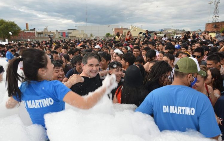 Di Martino organizó «la fiesta de la espuma» para estudiantes capitalinos