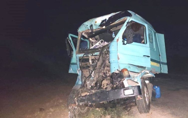 Brutal choque entre dos camiones aunque los conductores se salvaron de milagro