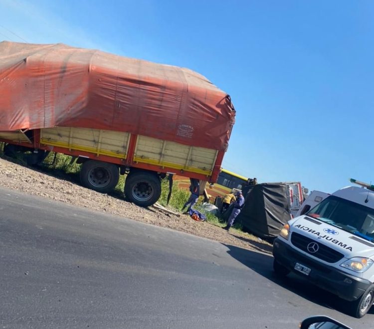 Choque entre camión y colectivo deja varios heridos en ruta 11