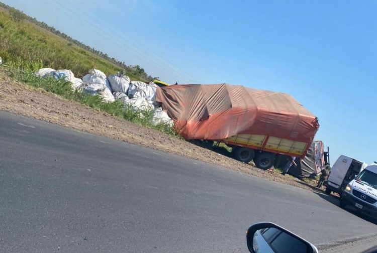 Choque entre camión y colectivo deja varios heridos en ruta 11
