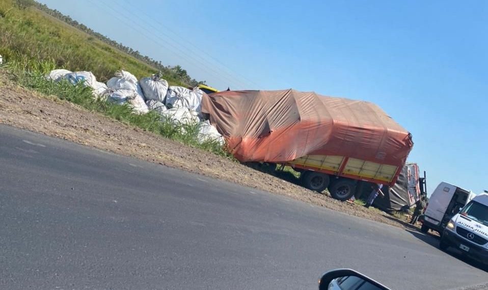 Choque entre camión y colectivo deja varios heridos en ruta 11