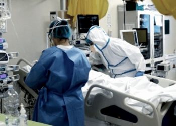 Médica notificó por escrito que no quería vacunarse y ahora está internada con COVID